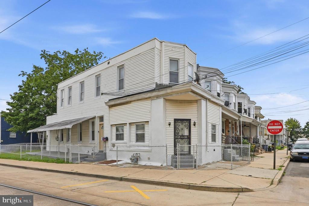 943 MAPLE TERRACE