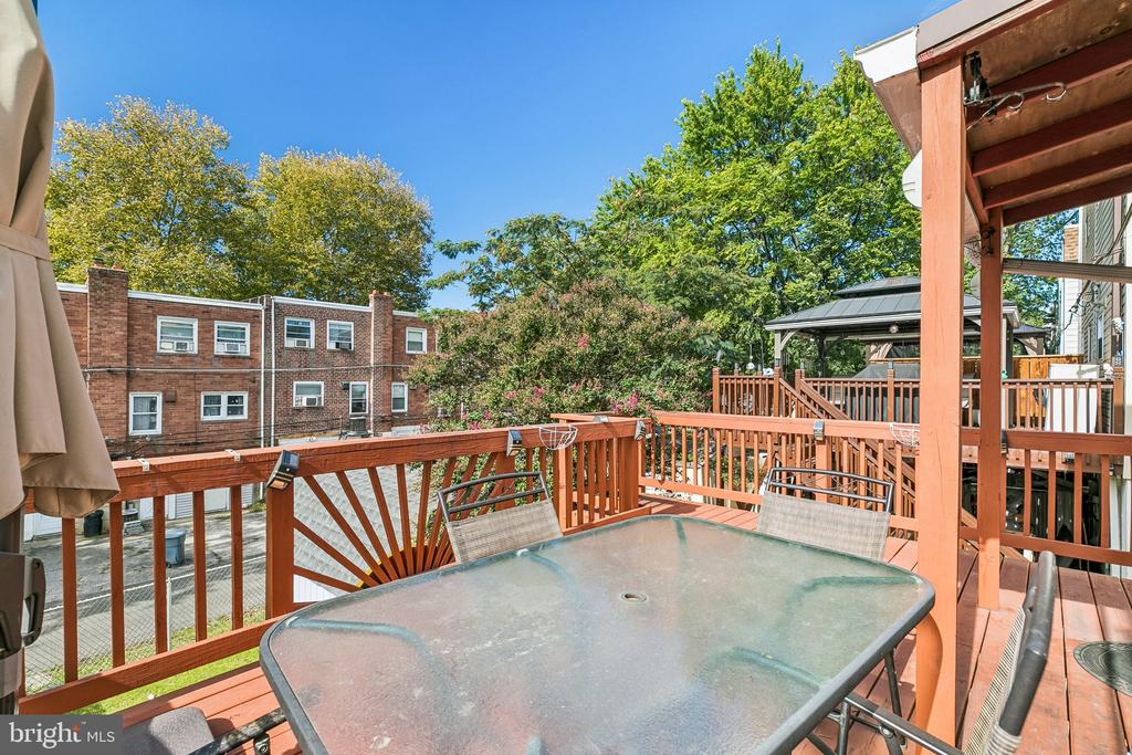 852 SCHOOL LANE