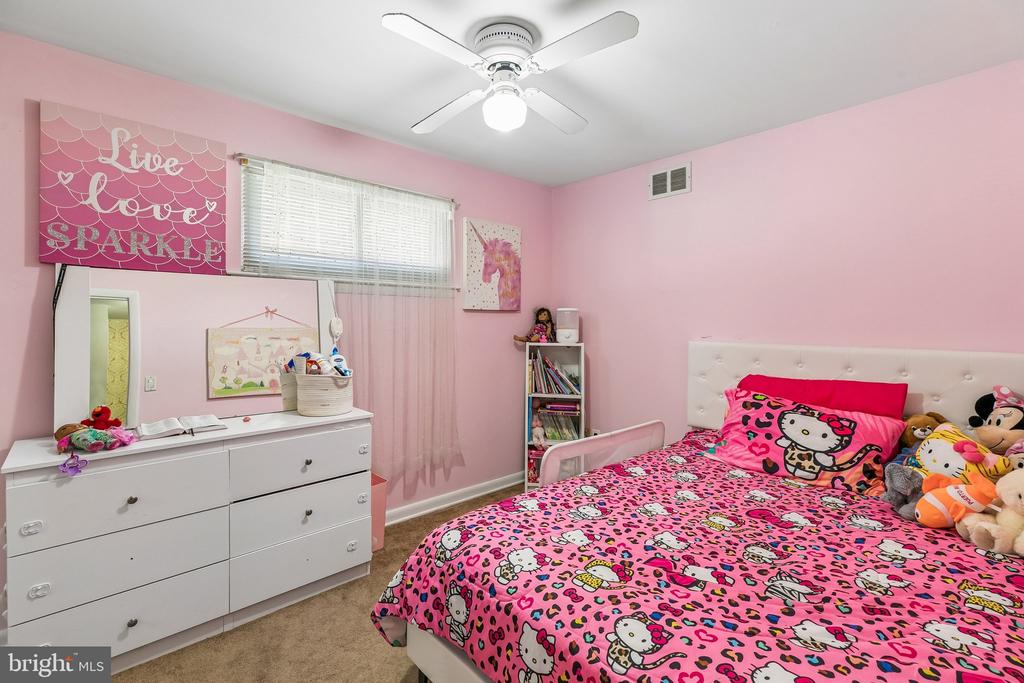 852 SCHOOL LANE