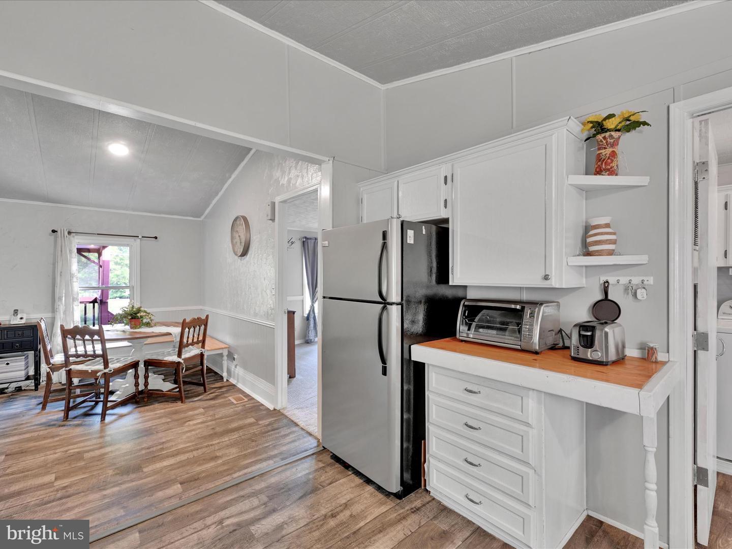 30 Lakeview Dr