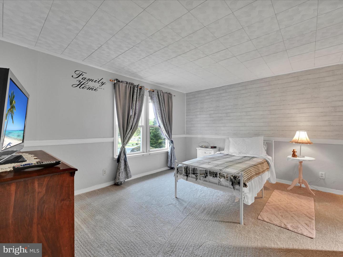 30 Lakeview Dr