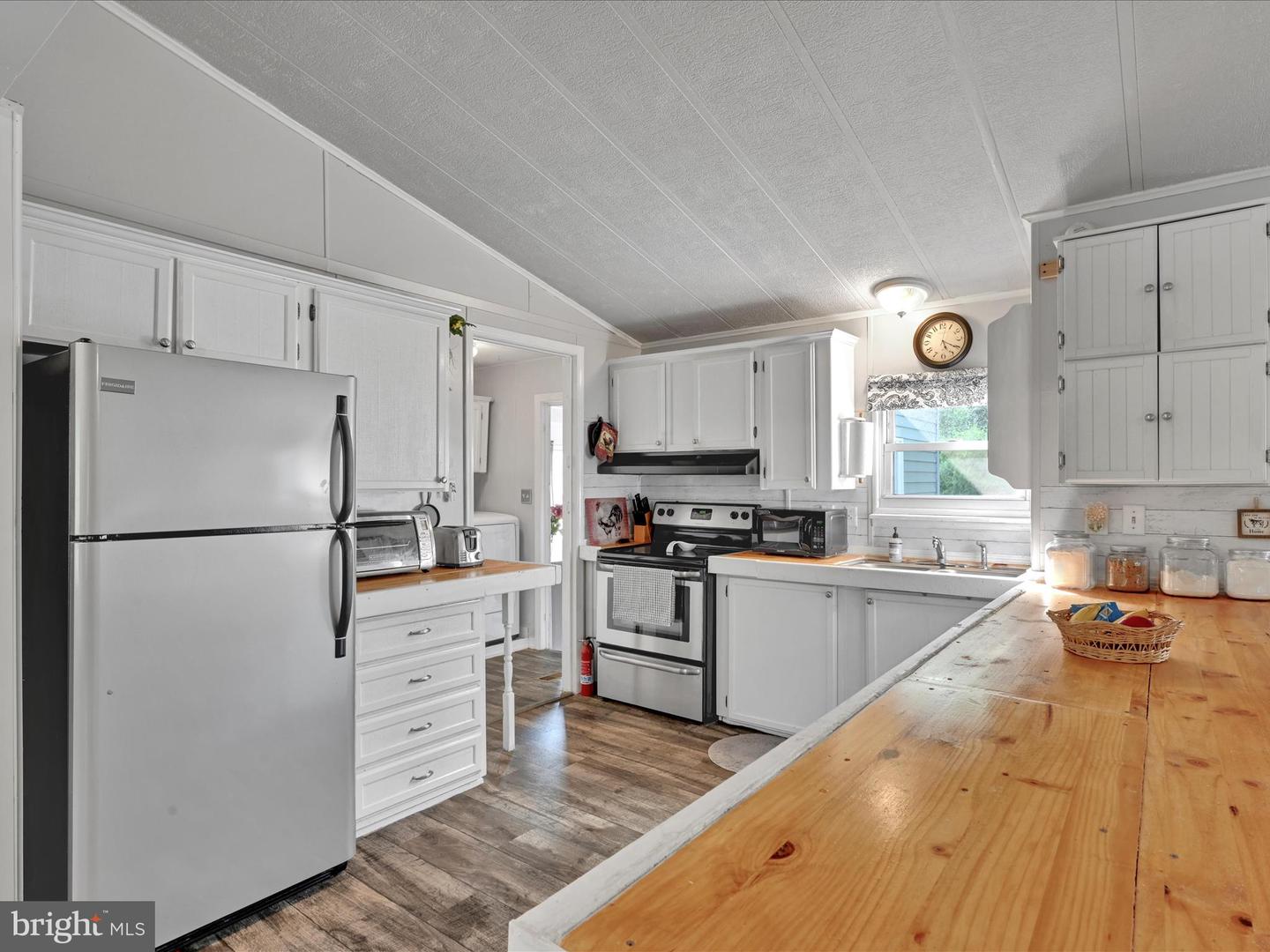 30 Lakeview Dr