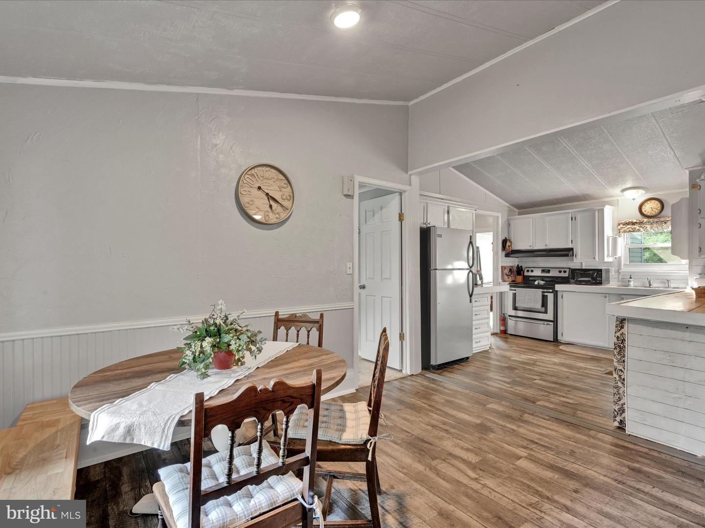 30 Lakeview Dr