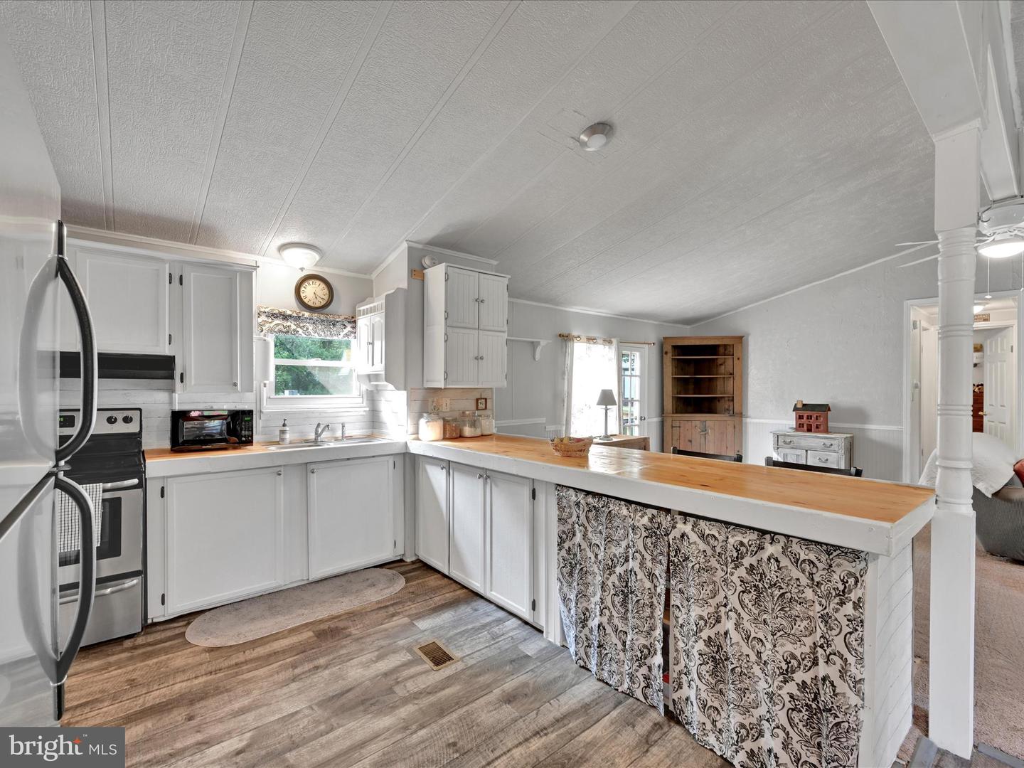 30 Lakeview Dr