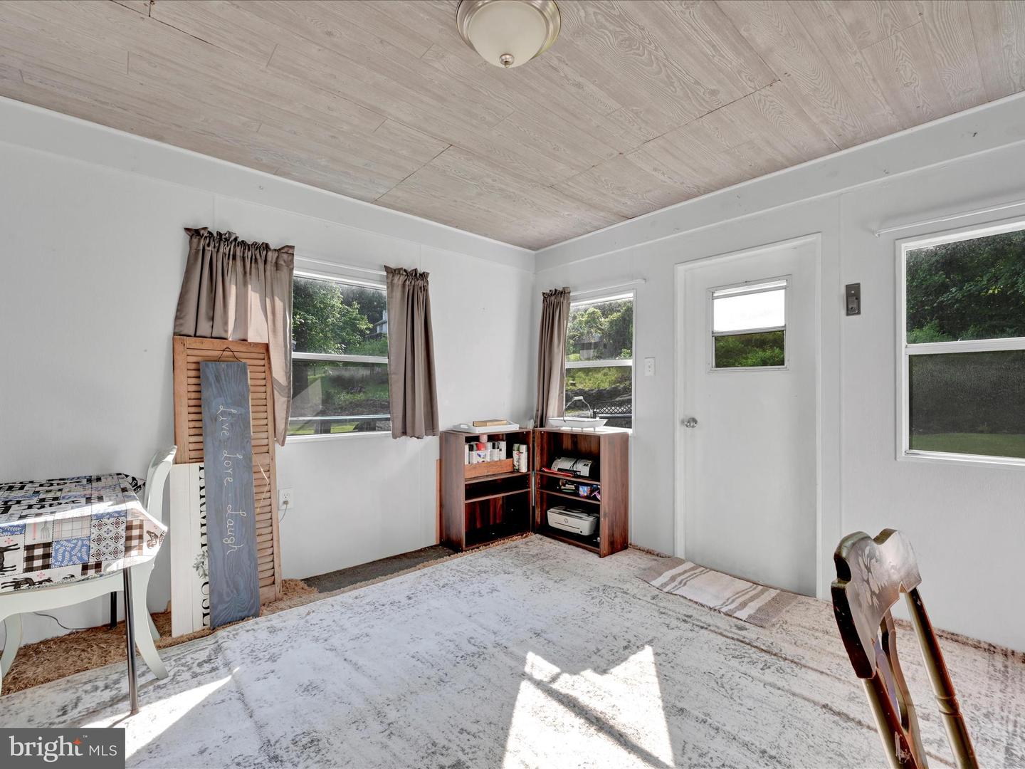 30 Lakeview Dr