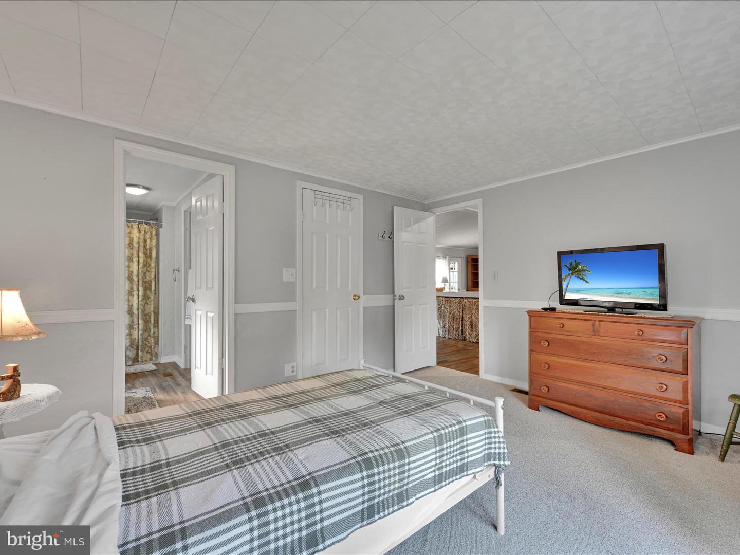 30 Lakeview Dr