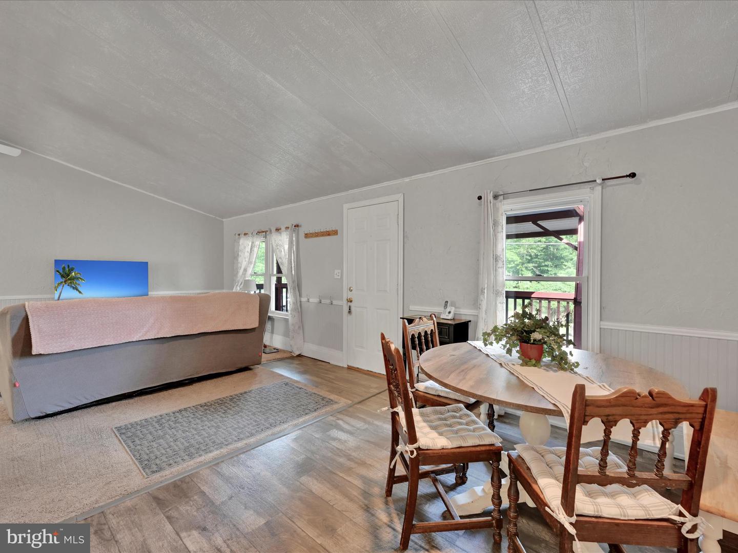 30 Lakeview Dr