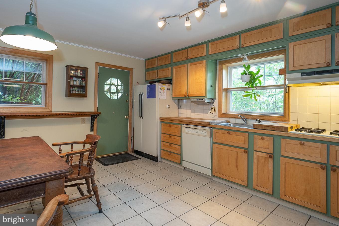 408 S Sterling Rd