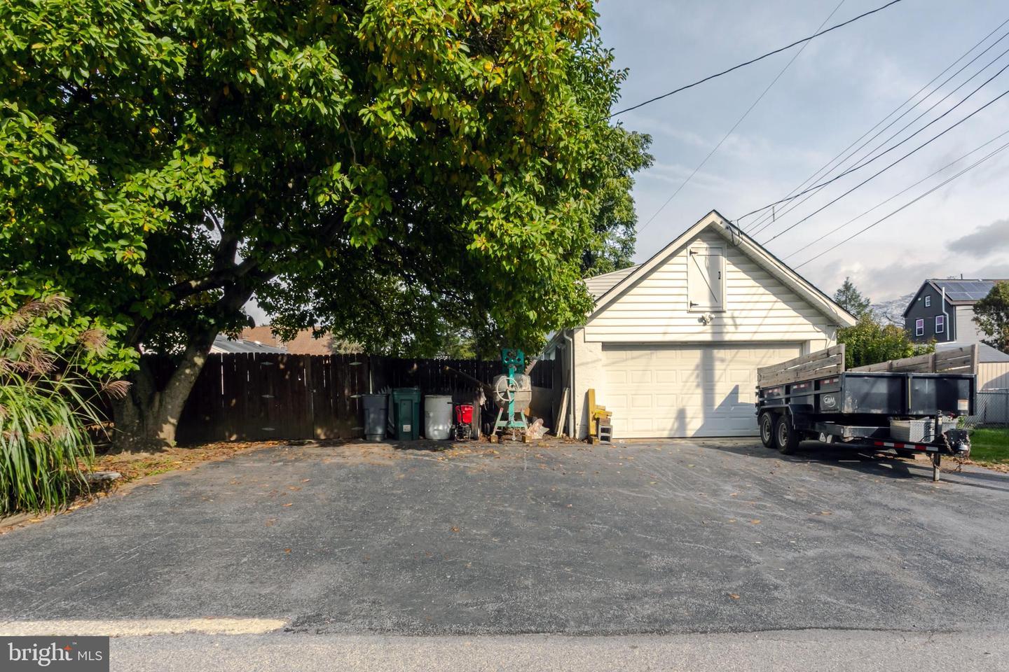 282 E North Ln