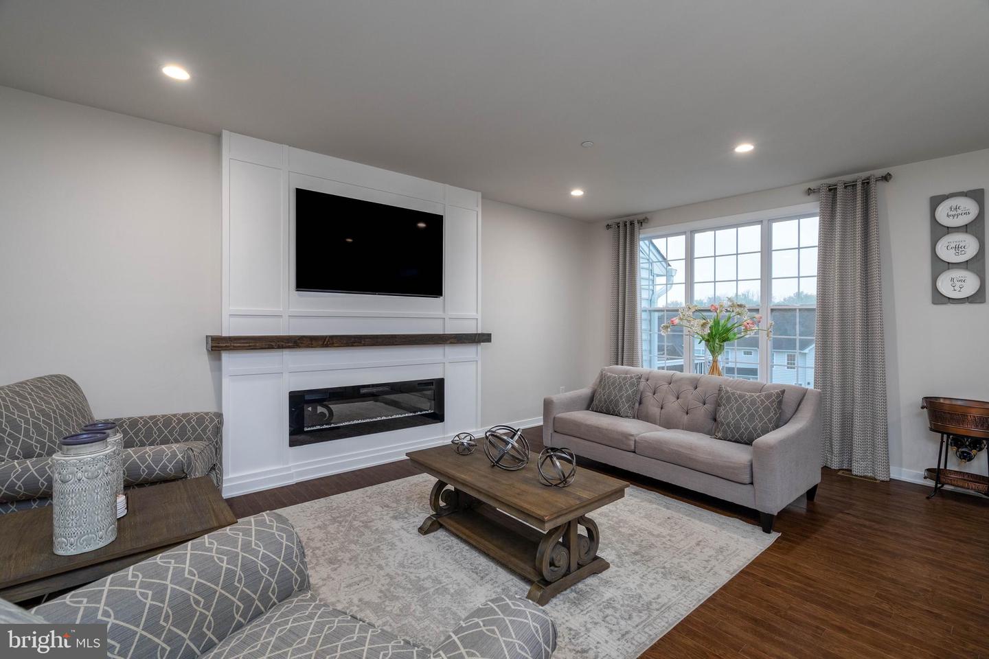 2043 Julia Dr