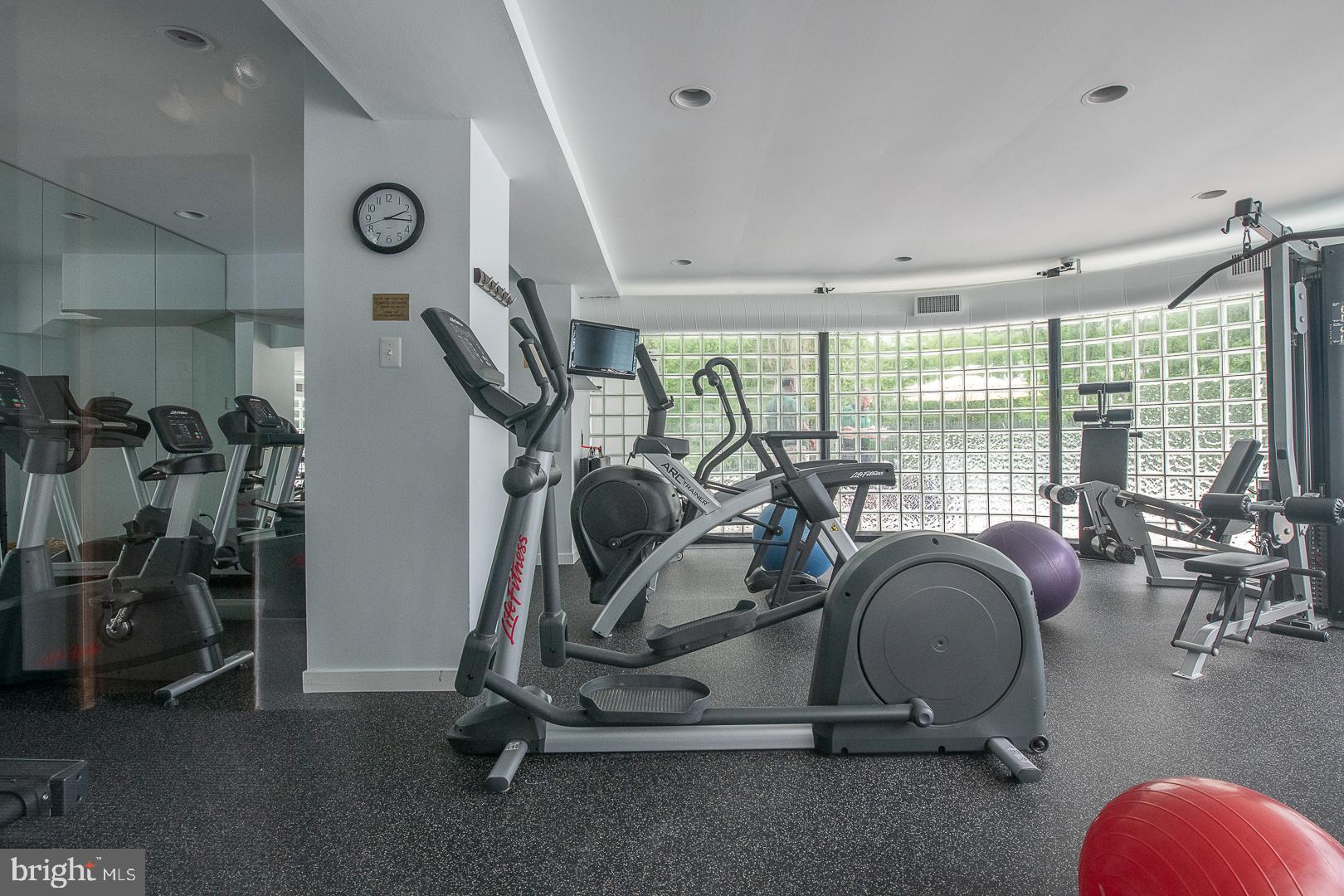 1655 Oakwood Dr #N402