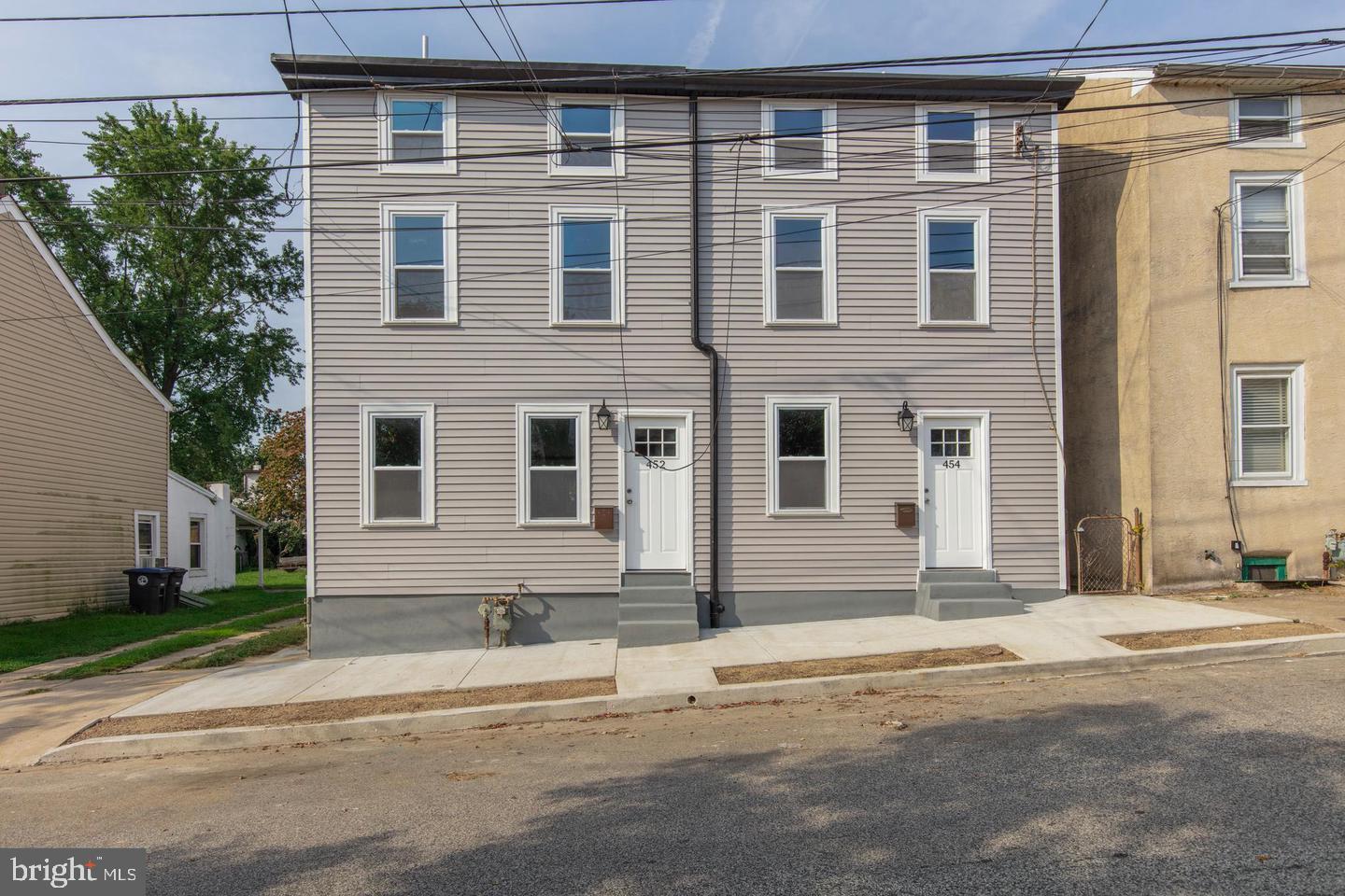 452 Old Elm St