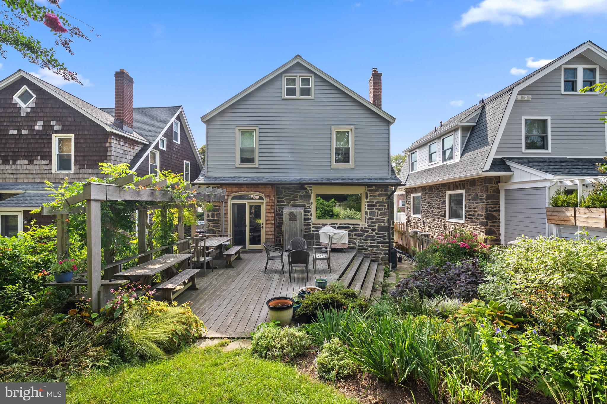229 N Essex Ave