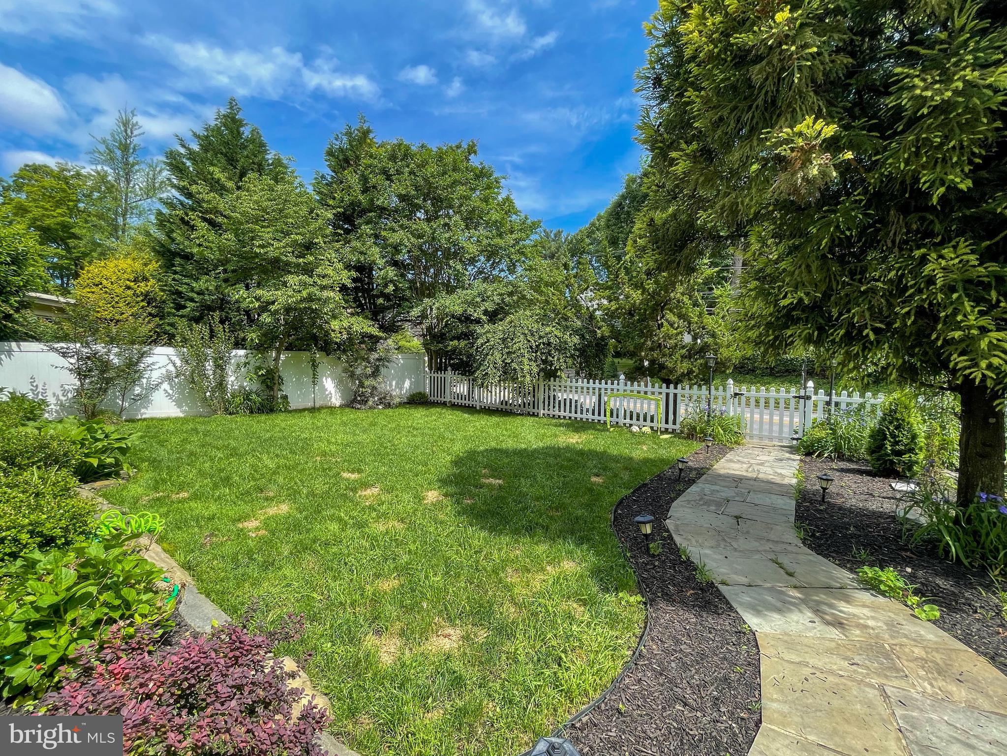 1046 Montgomery Ave