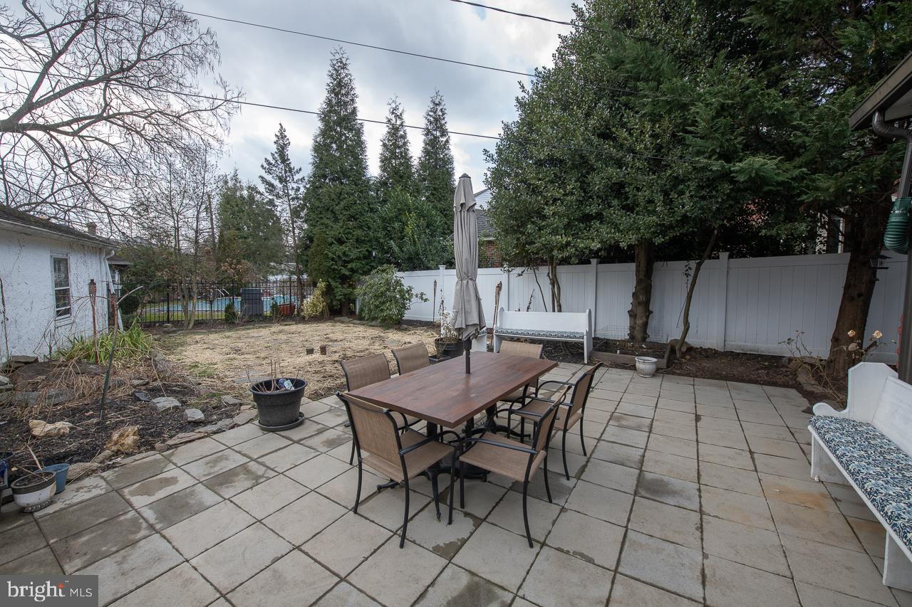 1046 Montgomery Ave