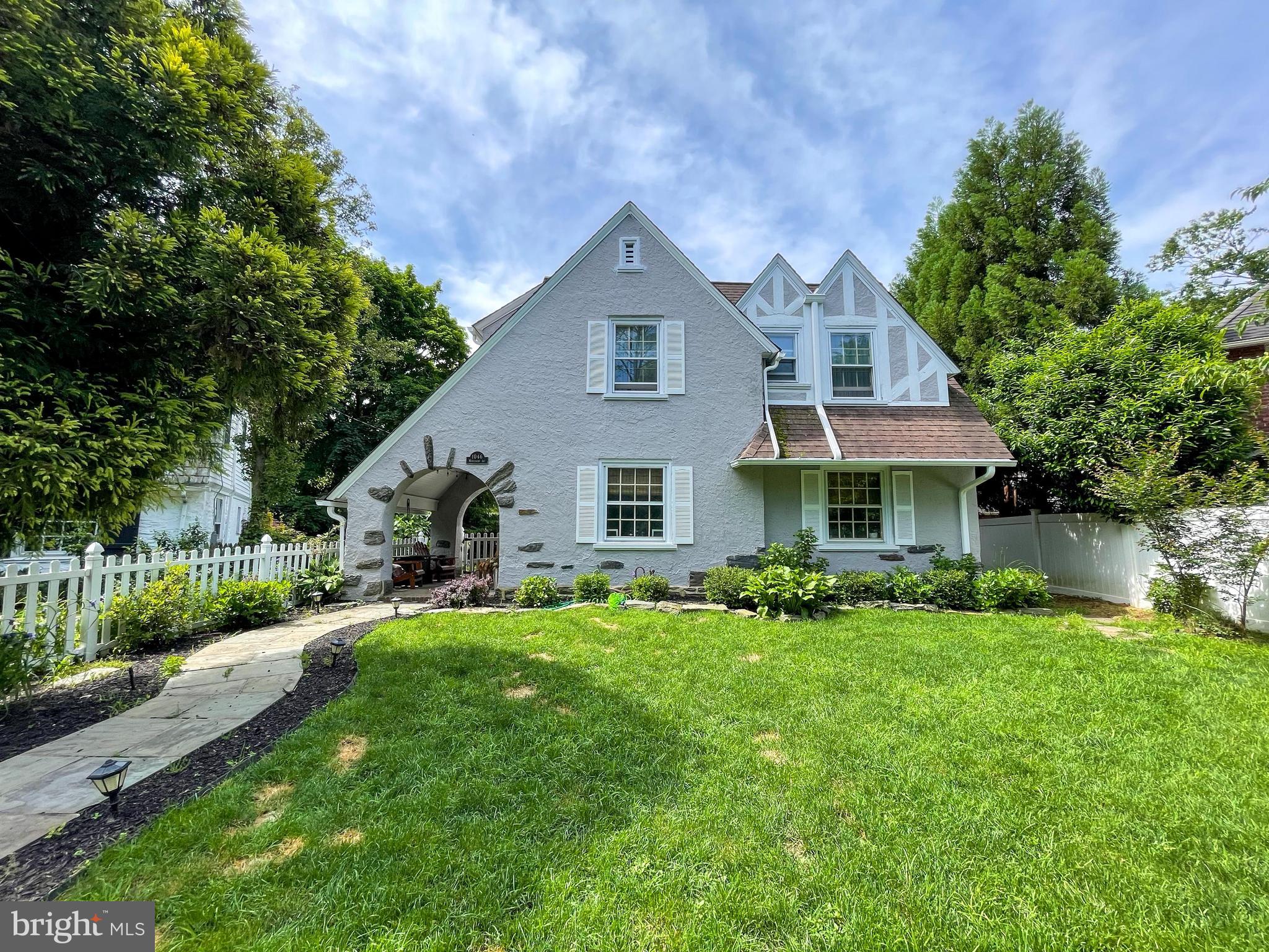 1046 Montgomery Ave