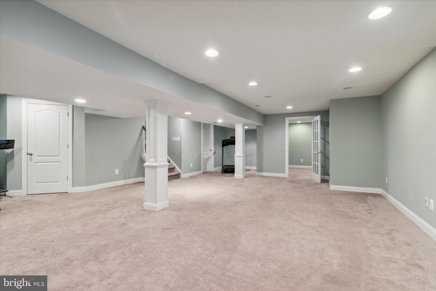 174 Canterbury Ln