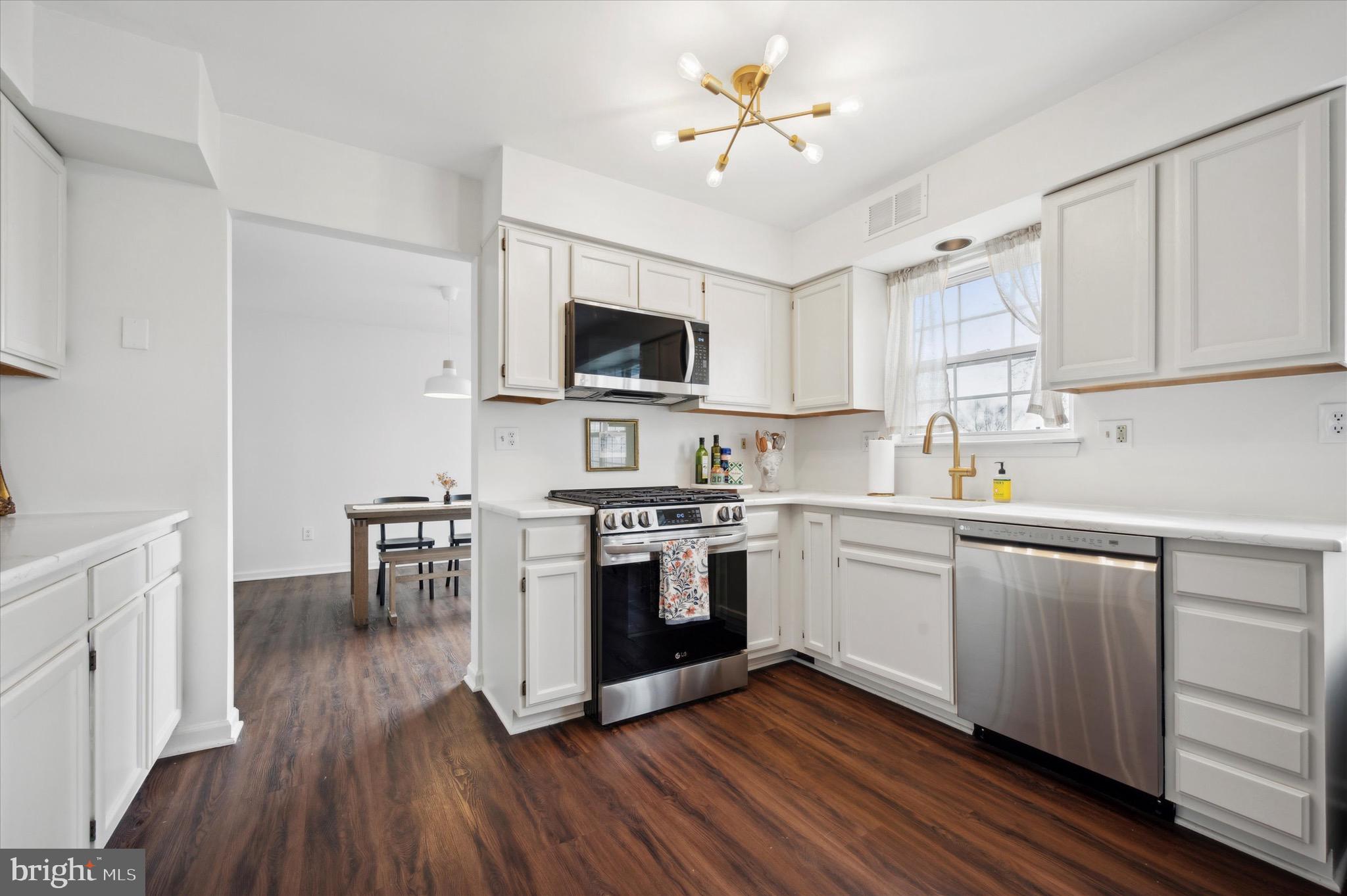 2409 Donna Ln
