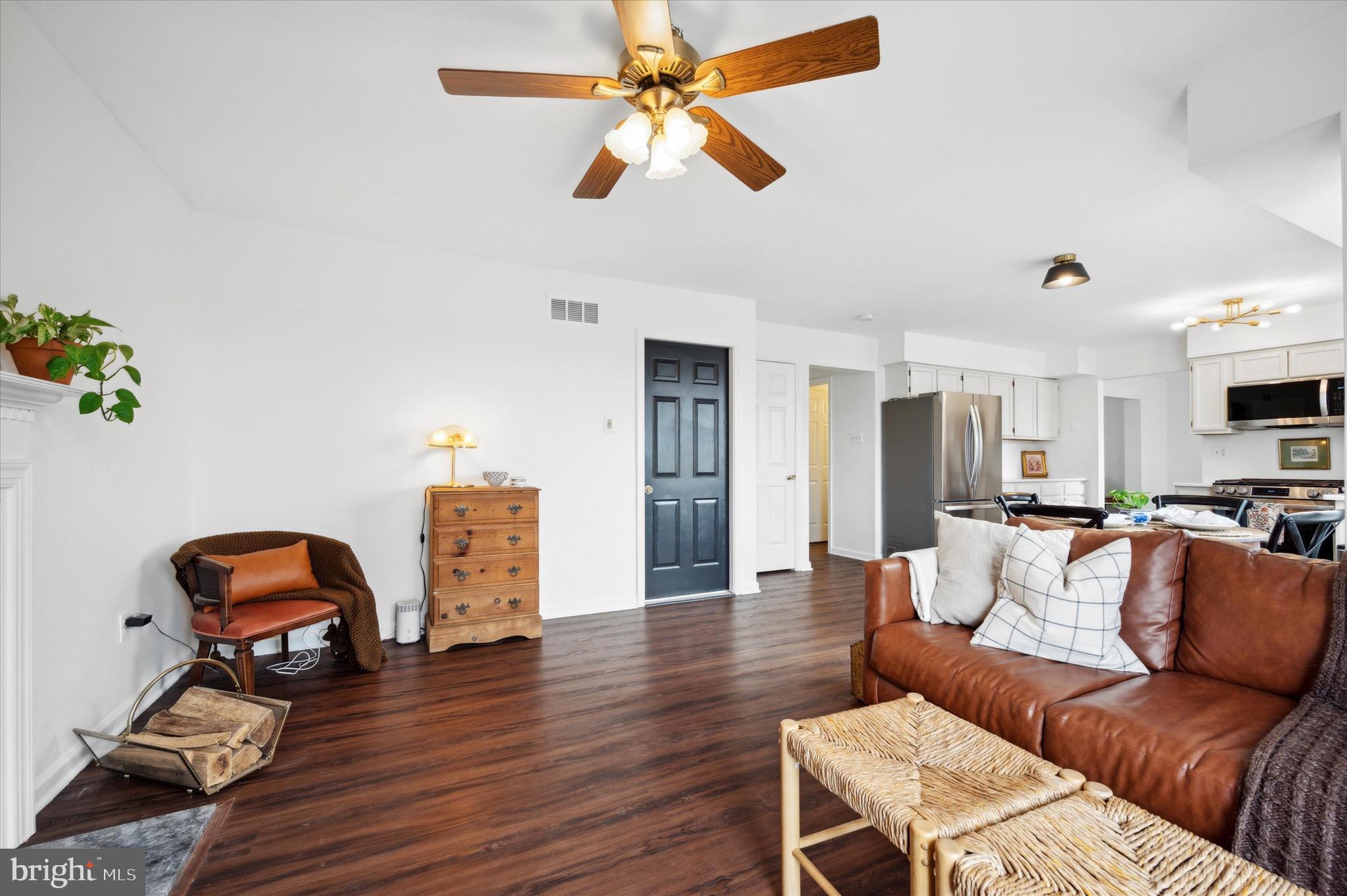 2409 Donna Ln