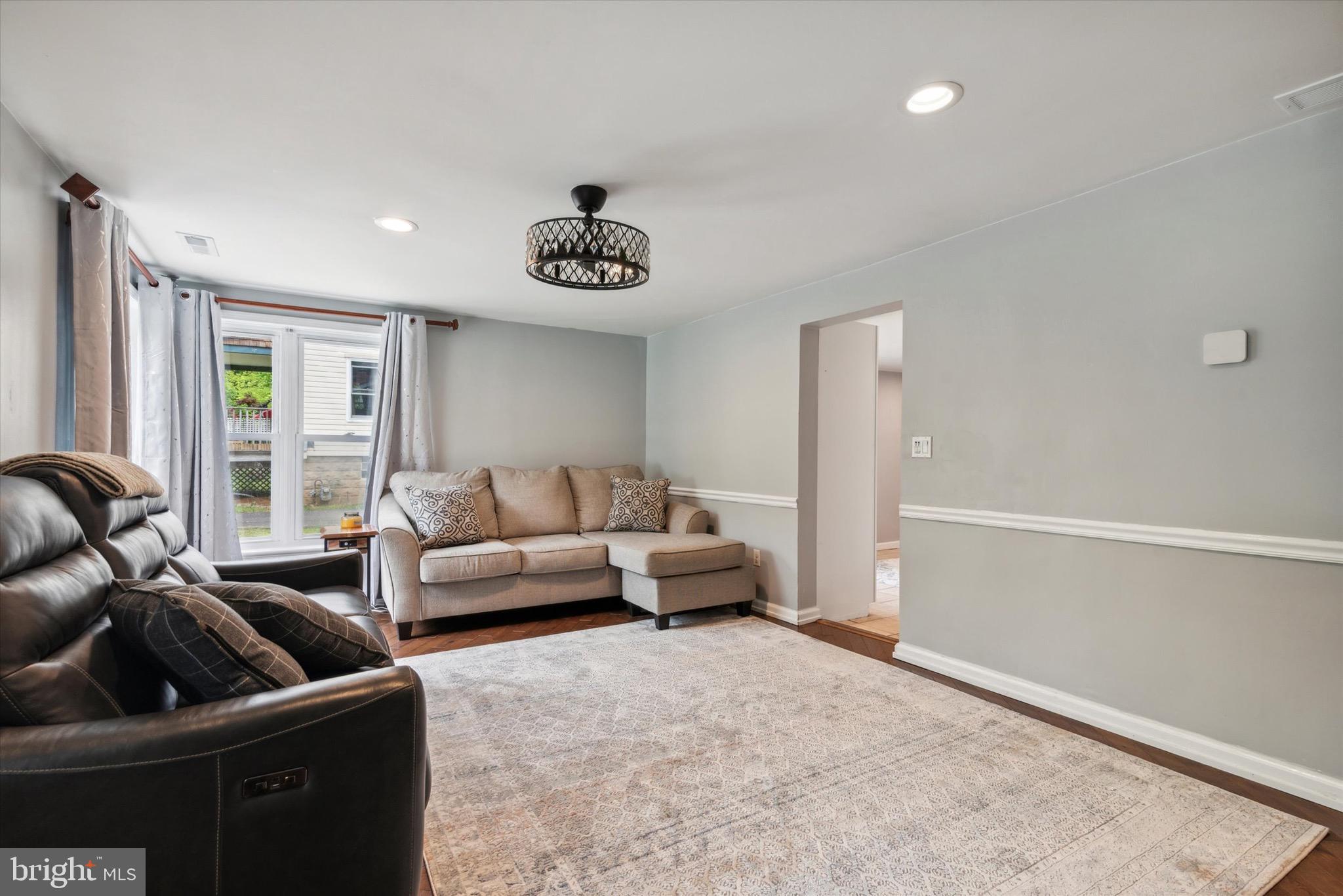 2240 W Walnut St