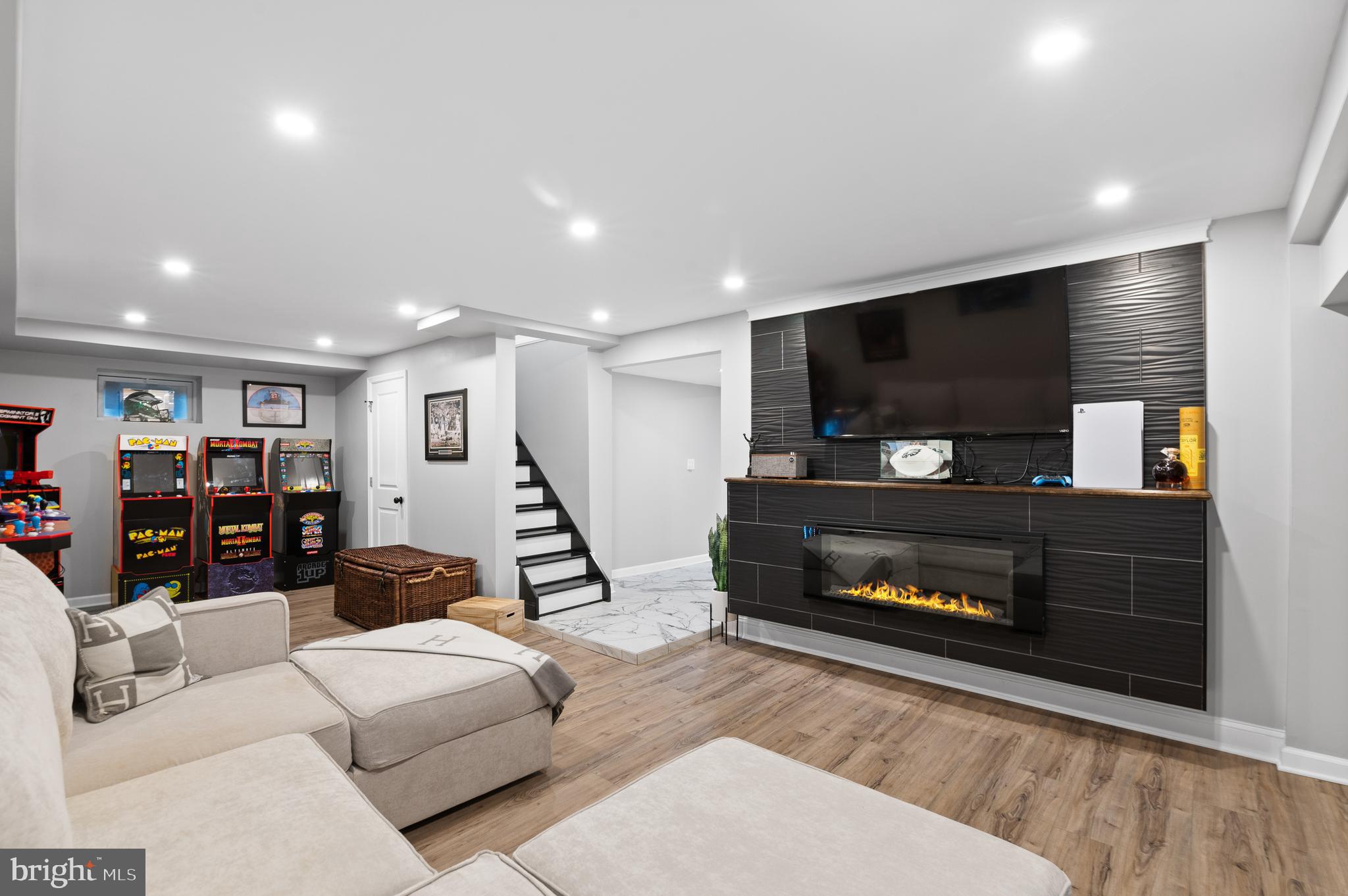 443 N STERLING RD