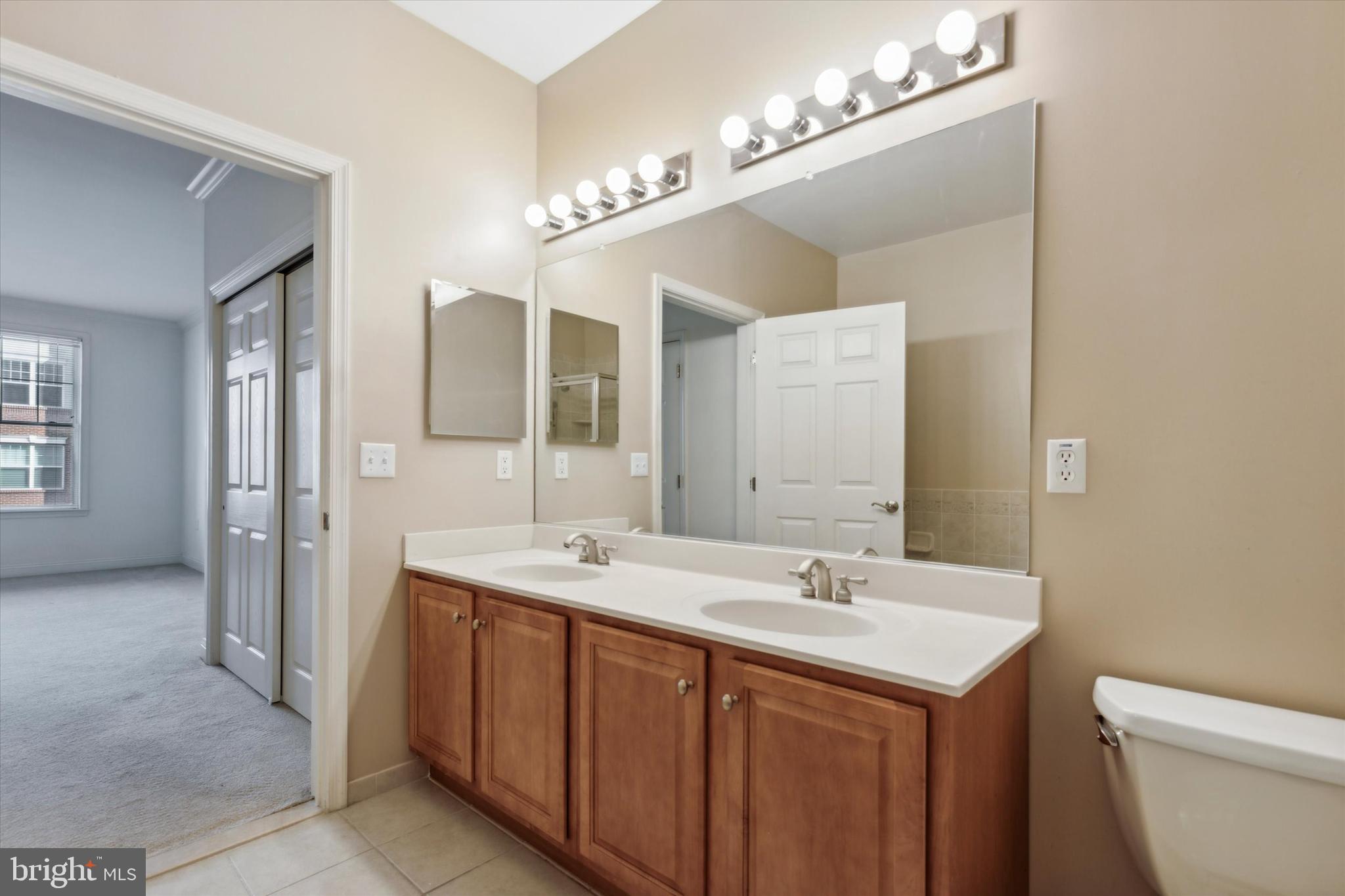 300 W Elm St #2125