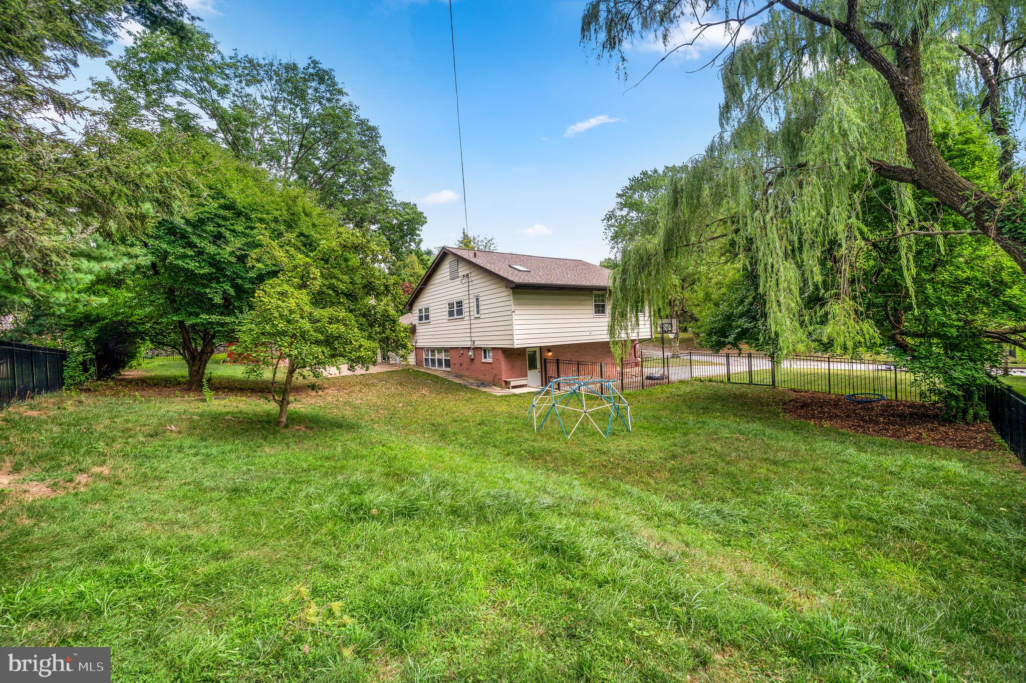 1505 Redwood Ln