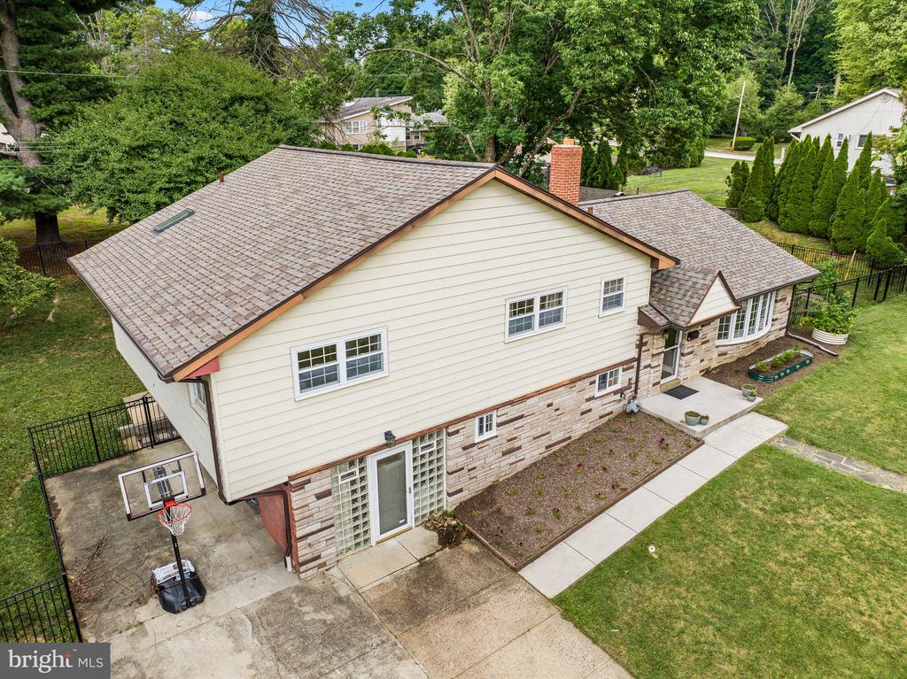 1505 Redwood Ln