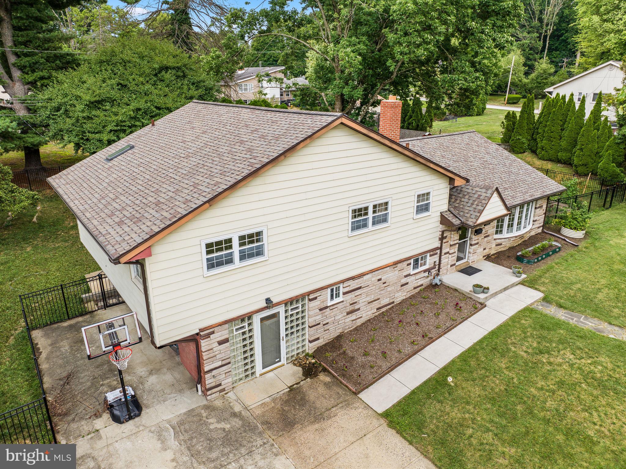 1505 Redwood Ln