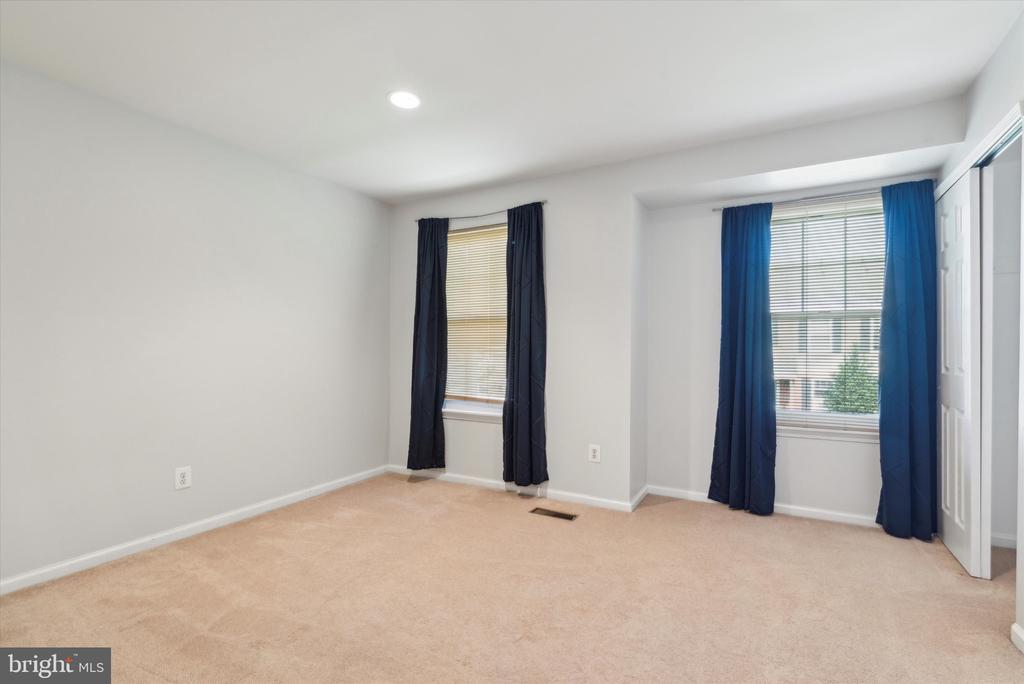 22 BARCLAY CT
