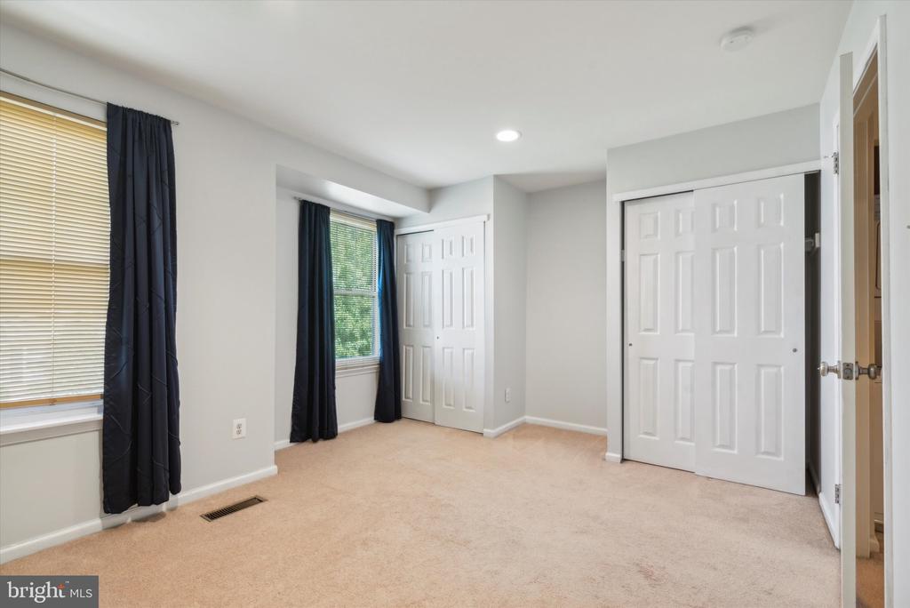 22 BARCLAY CT