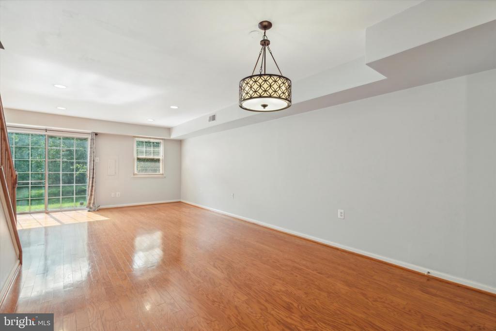 22 BARCLAY CT