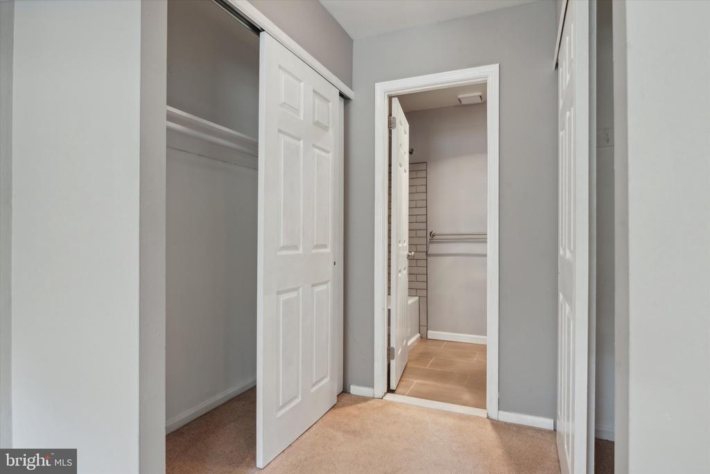 22 BARCLAY CT