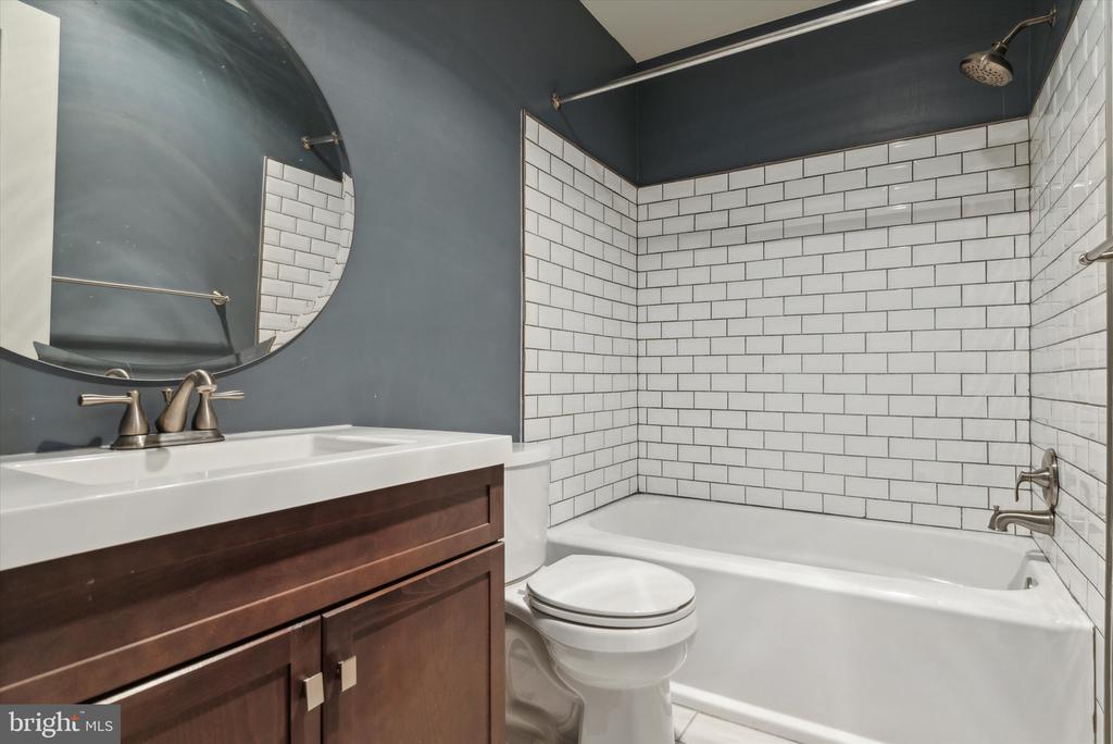 22 BARCLAY CT