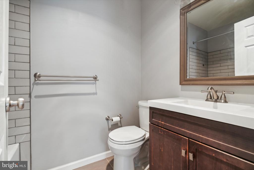 22 BARCLAY CT