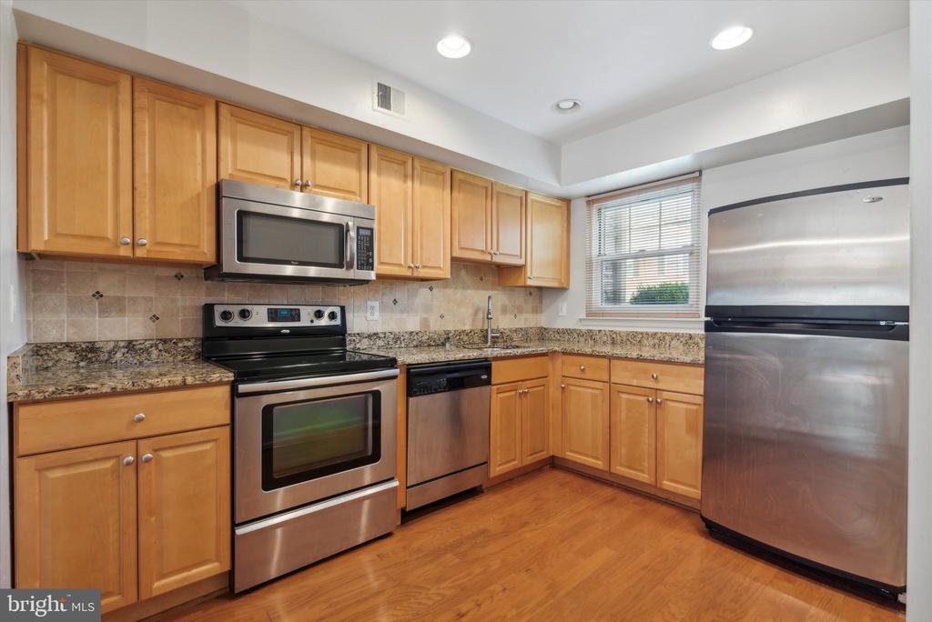22 BARCLAY CT