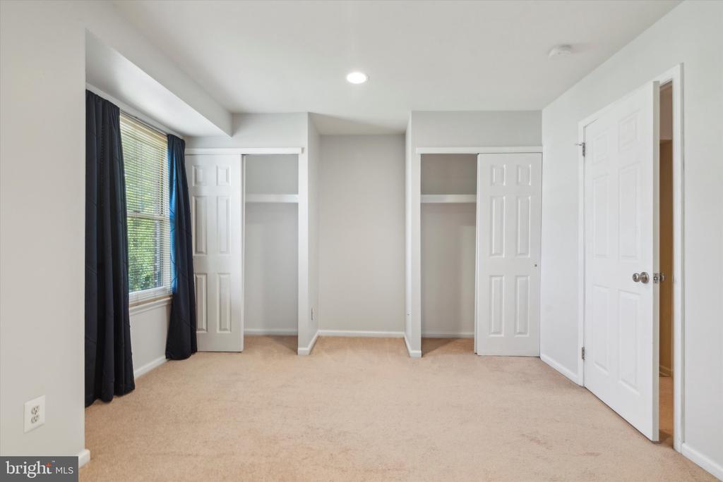 22 BARCLAY CT