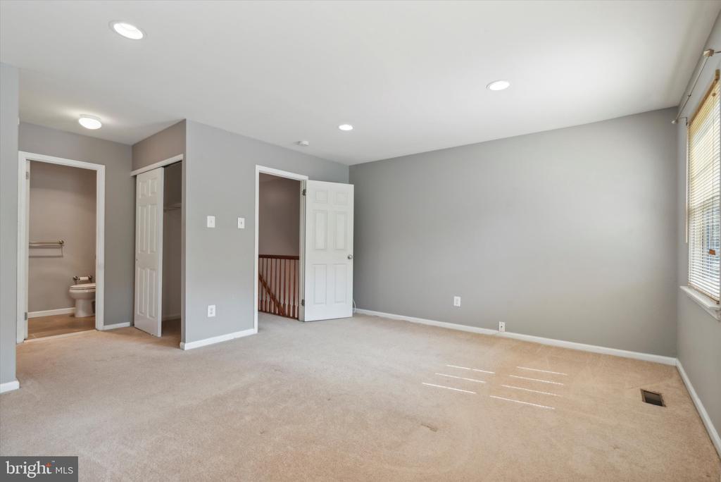 22 BARCLAY CT