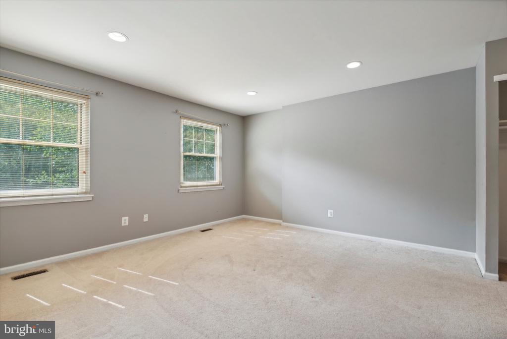 22 BARCLAY CT