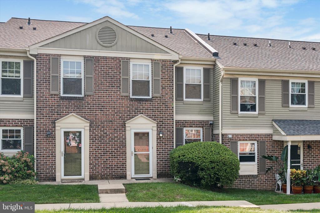 22 BARCLAY CT