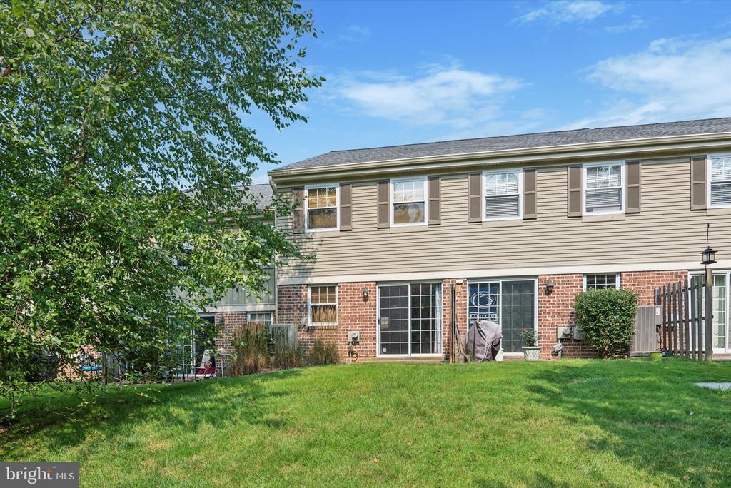 22 BARCLAY CT