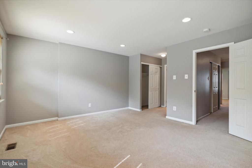 22 BARCLAY CT