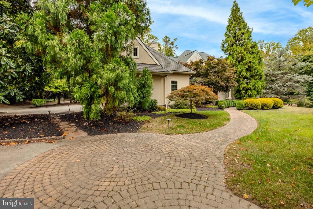 820 Harriton Rd