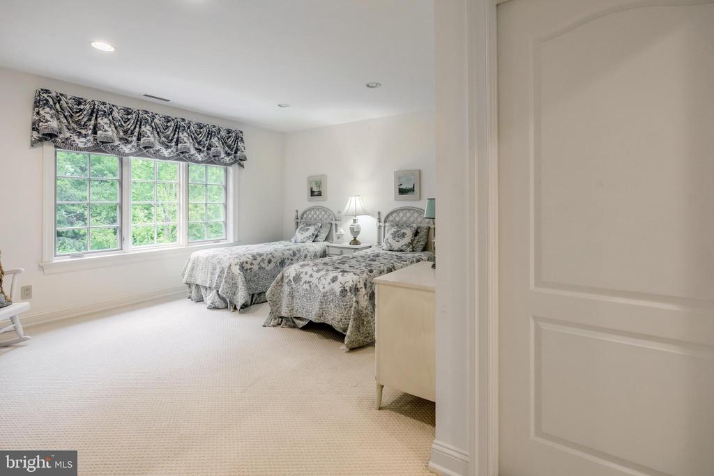 820 Harriton Rd