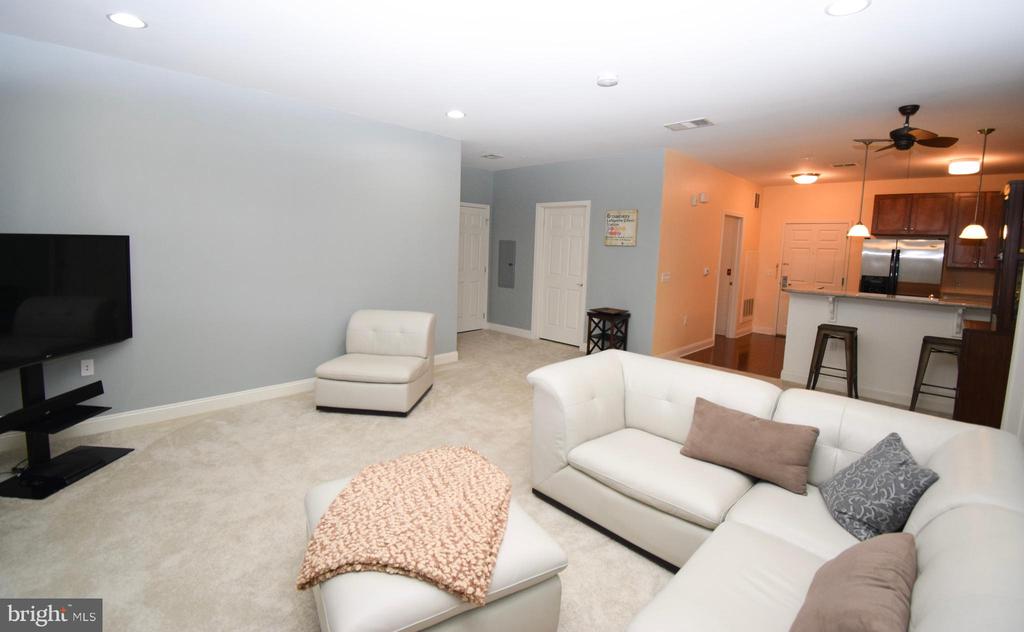 300 W ELM ST #2214
