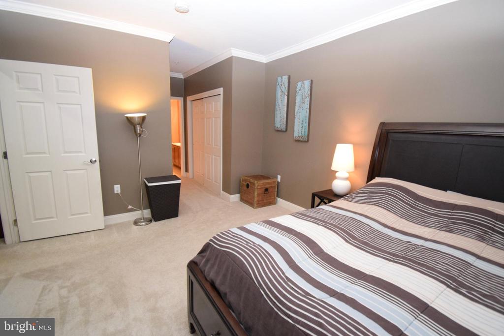 300 W ELM ST #2214
