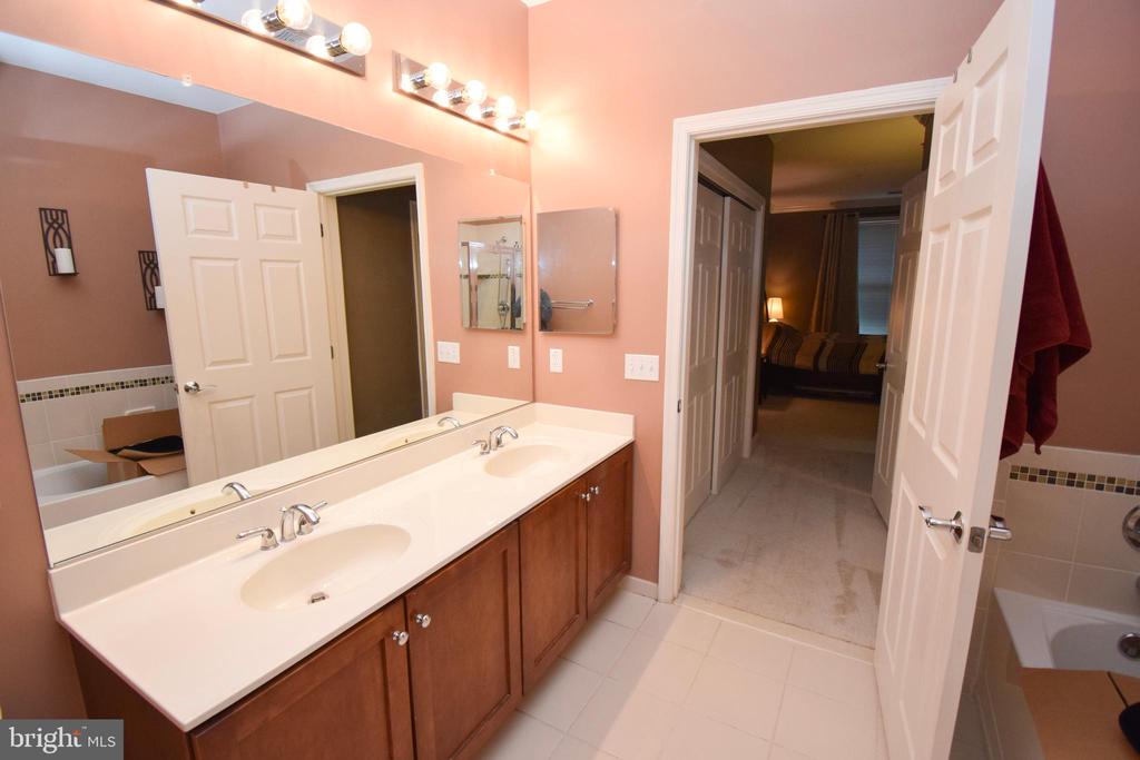 300 W ELM ST #2214