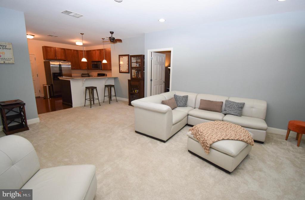 300 W ELM ST #2214