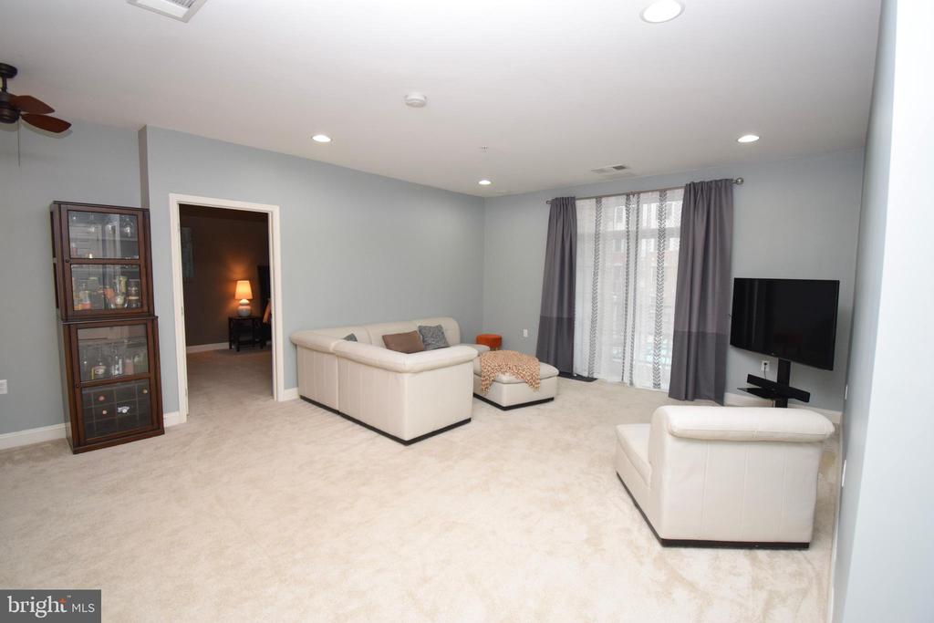 300 W ELM ST #2214