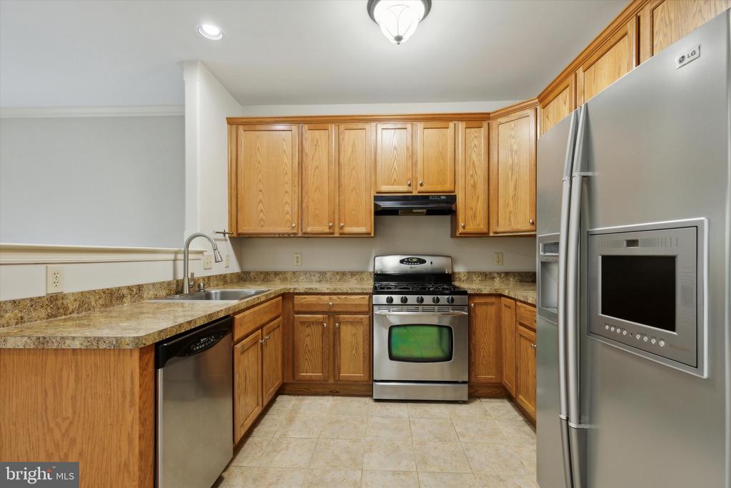1022 Rosemont Ter